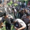 Puluhan anggota Polres Kuningan mengungkapkan kegembiraannya dengan menceburkan diri ke kolam seusai acara kenaikan pangkat.